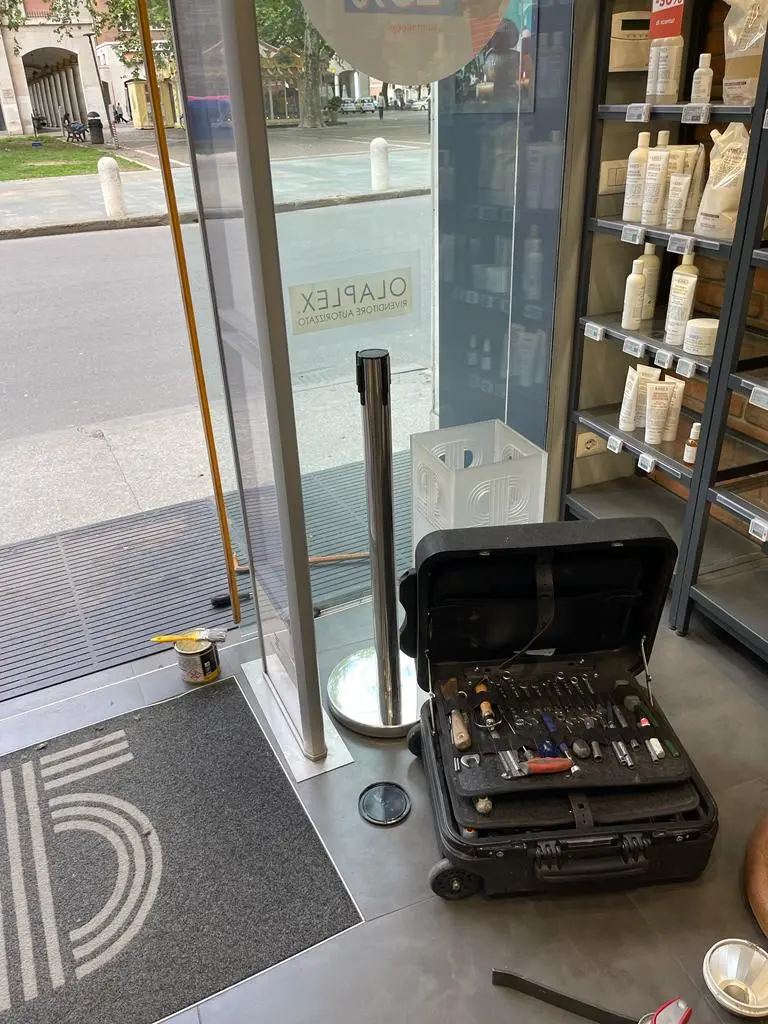 Sblocaggio e manutenzione serranda manutenzione ordinaria lubrificazione serranda Sblocaggio e manutenzione serranda manutenzione ordinaria lubrificazione serranda