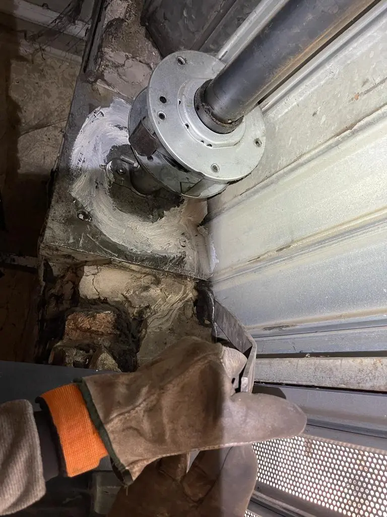 Sblocaggio e manutenzione serranda manutenzione ordinaria lubrificazione serranda Sblocaggio e manutenzione serranda manutenzione ordinaria lubrificazione serranda