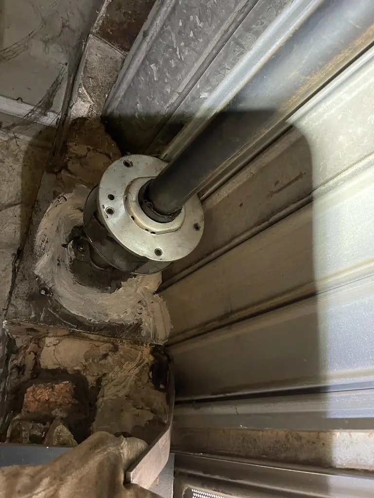 Sblocaggio e manutenzione serranda manutenzione ordinaria lubrificazione serranda Sblocaggio e manutenzione serranda manutenzione ordinaria lubrificazione serranda