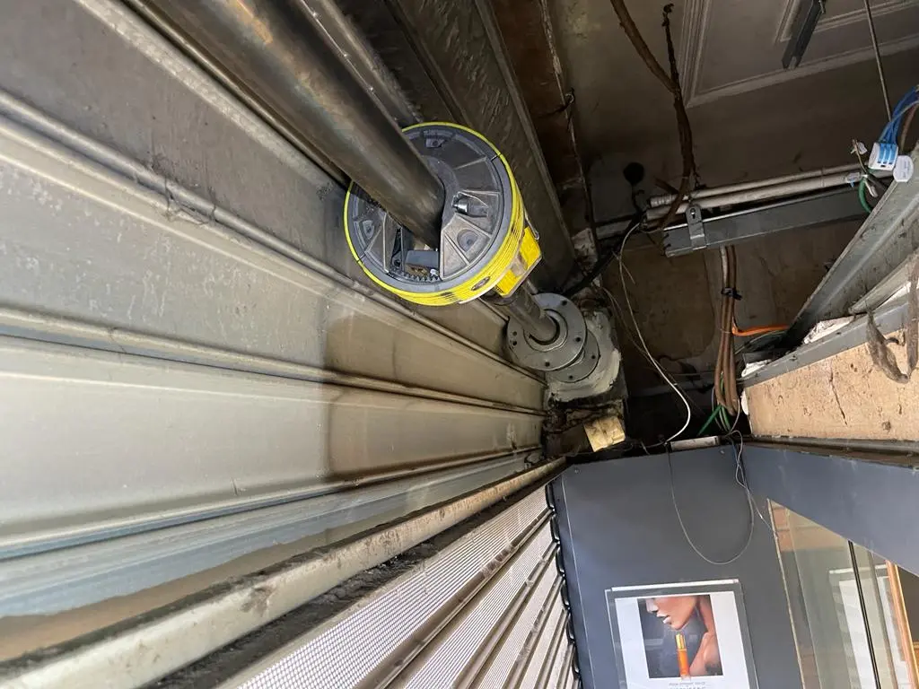 Sblocaggio e manutenzione serranda manutenzione ordinaria lubrificazione serranda Sblocaggio e manutenzione serranda manutenzione ordinaria lubrificazione serranda