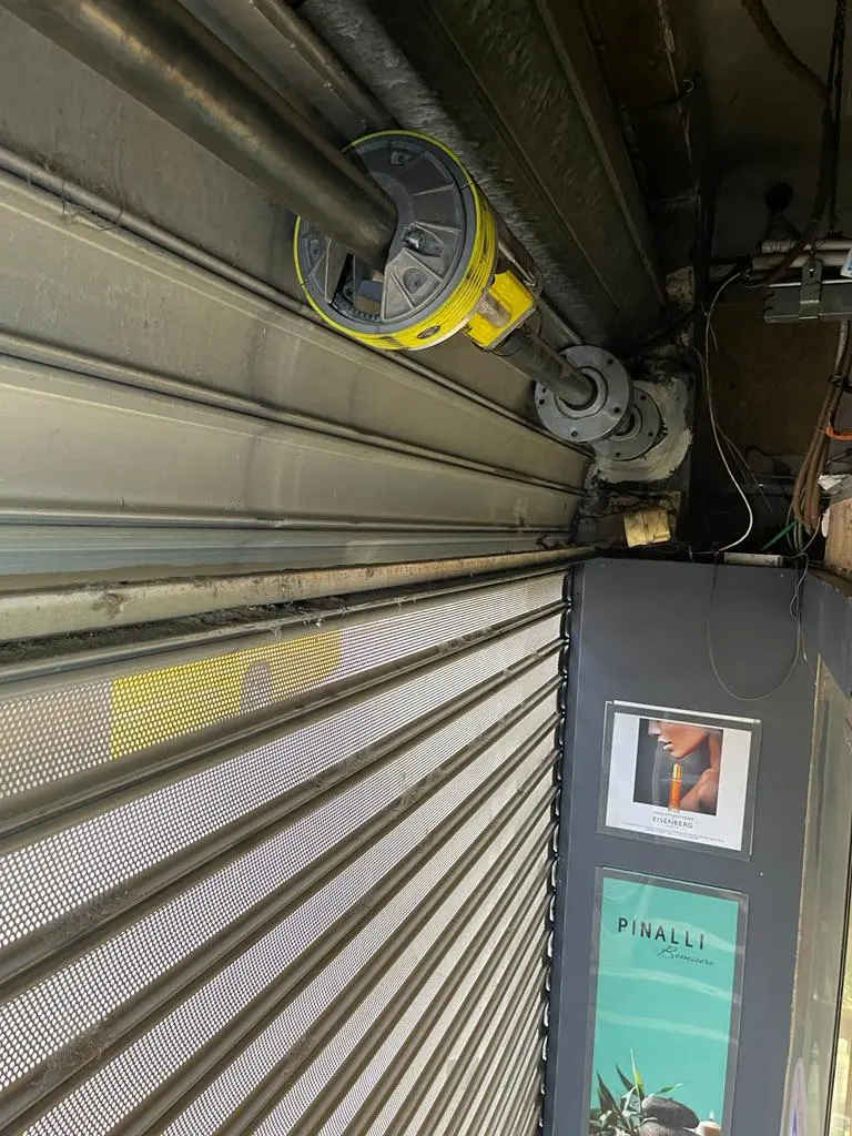 Sblocaggio e manutenzione serranda manutenzione ordinaria lubrificazione serranda Sblocaggio e manutenzione serranda manutenzione ordinaria lubrificazione serranda