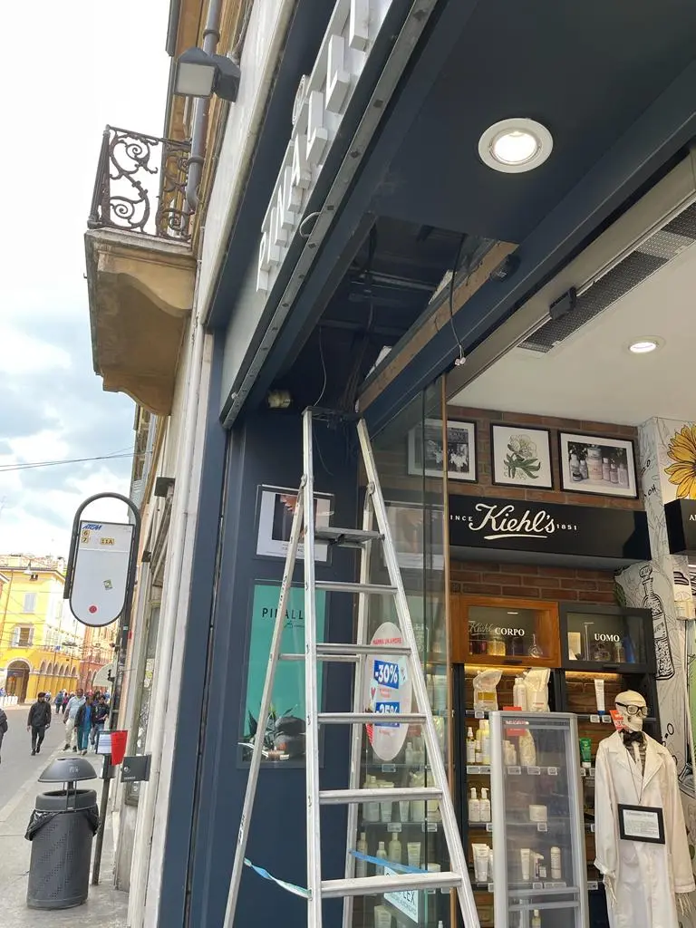 Sblocaggio e manutenzione serranda manutenzione ordinaria lubrificazione serranda Sblocaggio e manutenzione serranda manutenzione ordinaria lubrificazione serranda