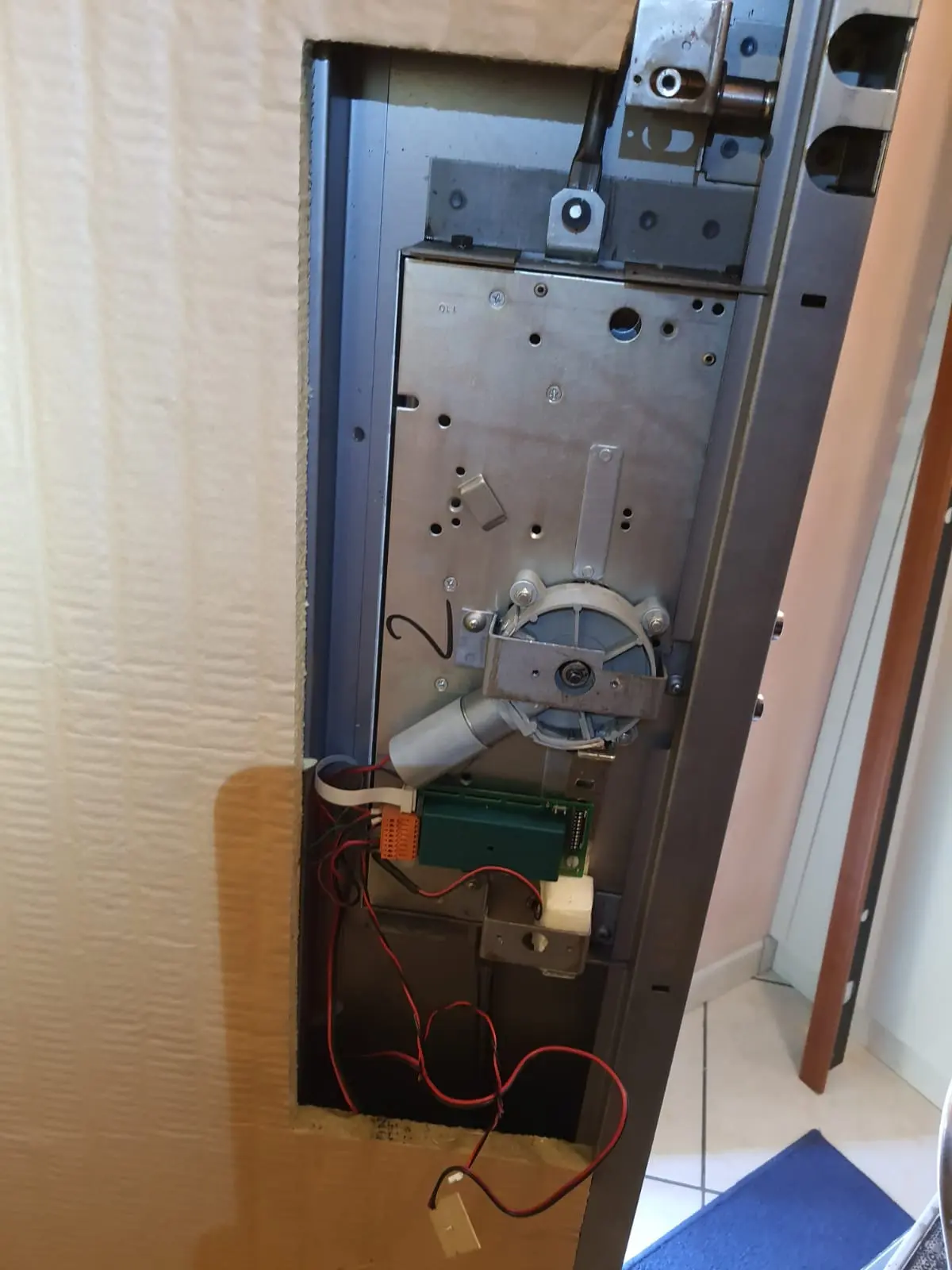 Sostituzione con adattamento di serratura cassaforte da elettrica a meccanica Sostituzione con adattamento di serratura cassaforte da elettrica a meccanica