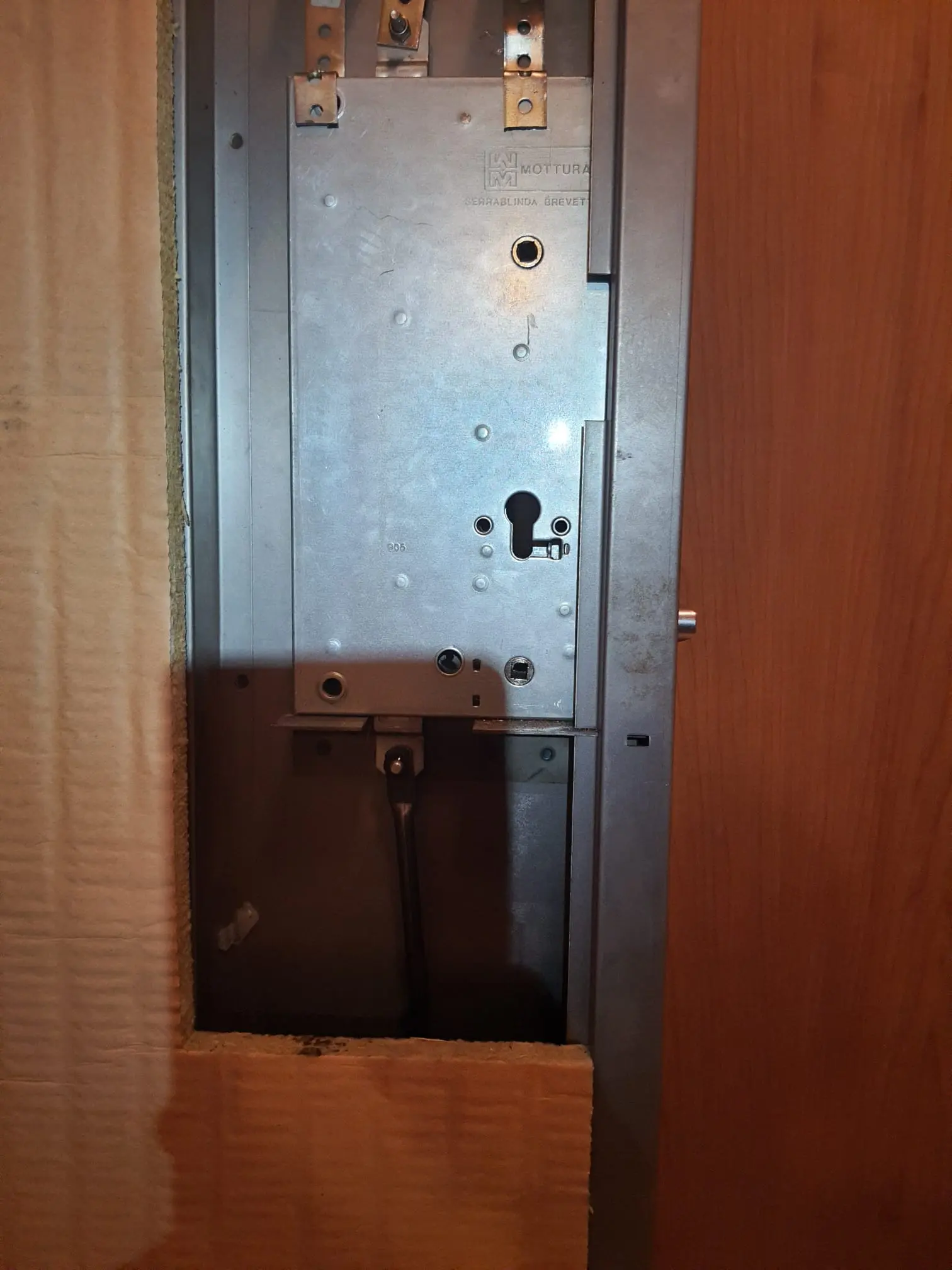 Sostituzione con adattamento di serratura cassaforte da elettrica a meccanica Sostituzione con adattamento di serratura cassaforte da elettrica a meccanica