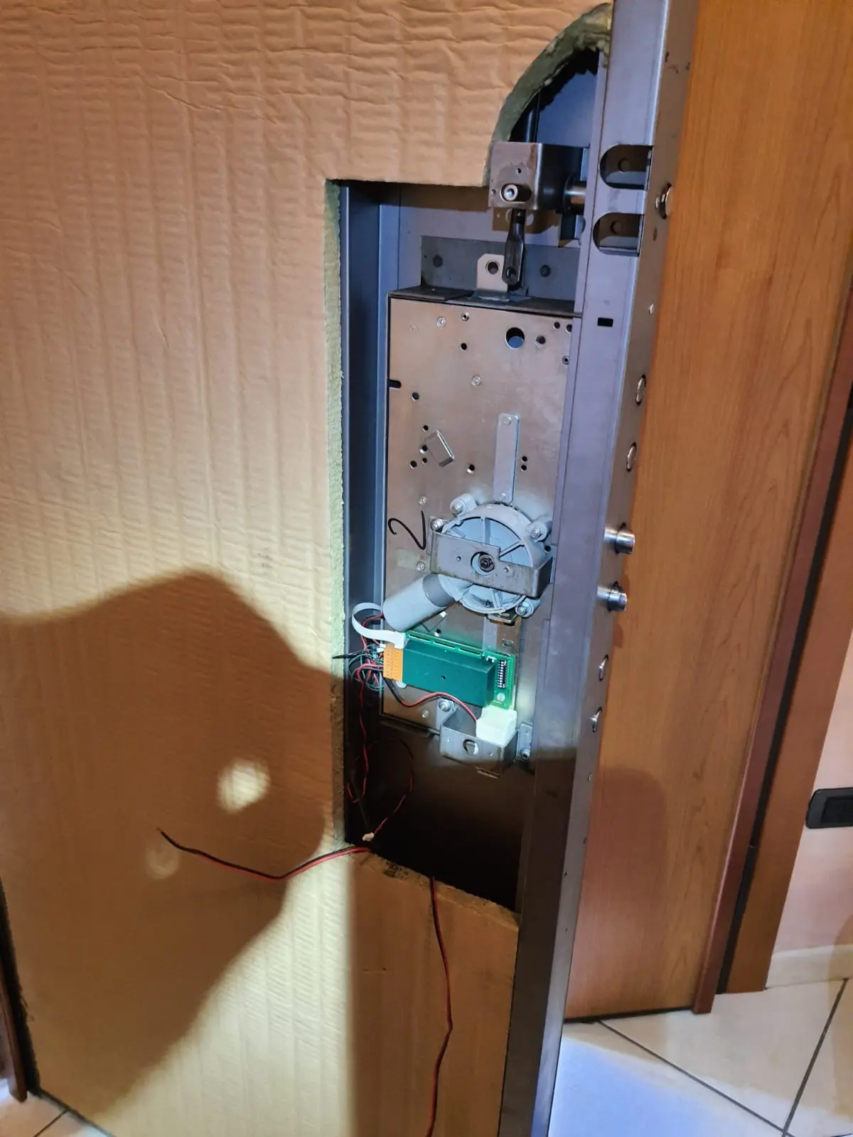 Sostituzione con adattamento di serratura cassaforte da elettrica a meccanica Sostituzione con adattamento di serratura cassaforte da elettrica a meccanica