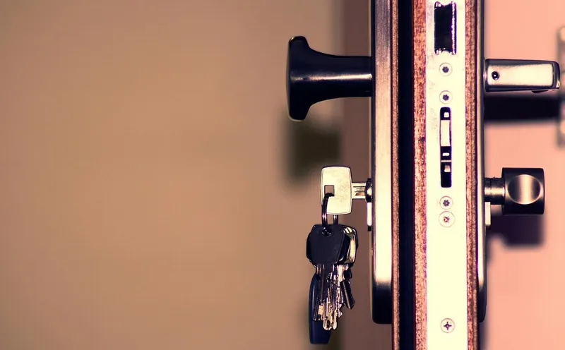 Serratura di una porta con le chiavi inserite: riparazione e sostituzione serrature a Corzano