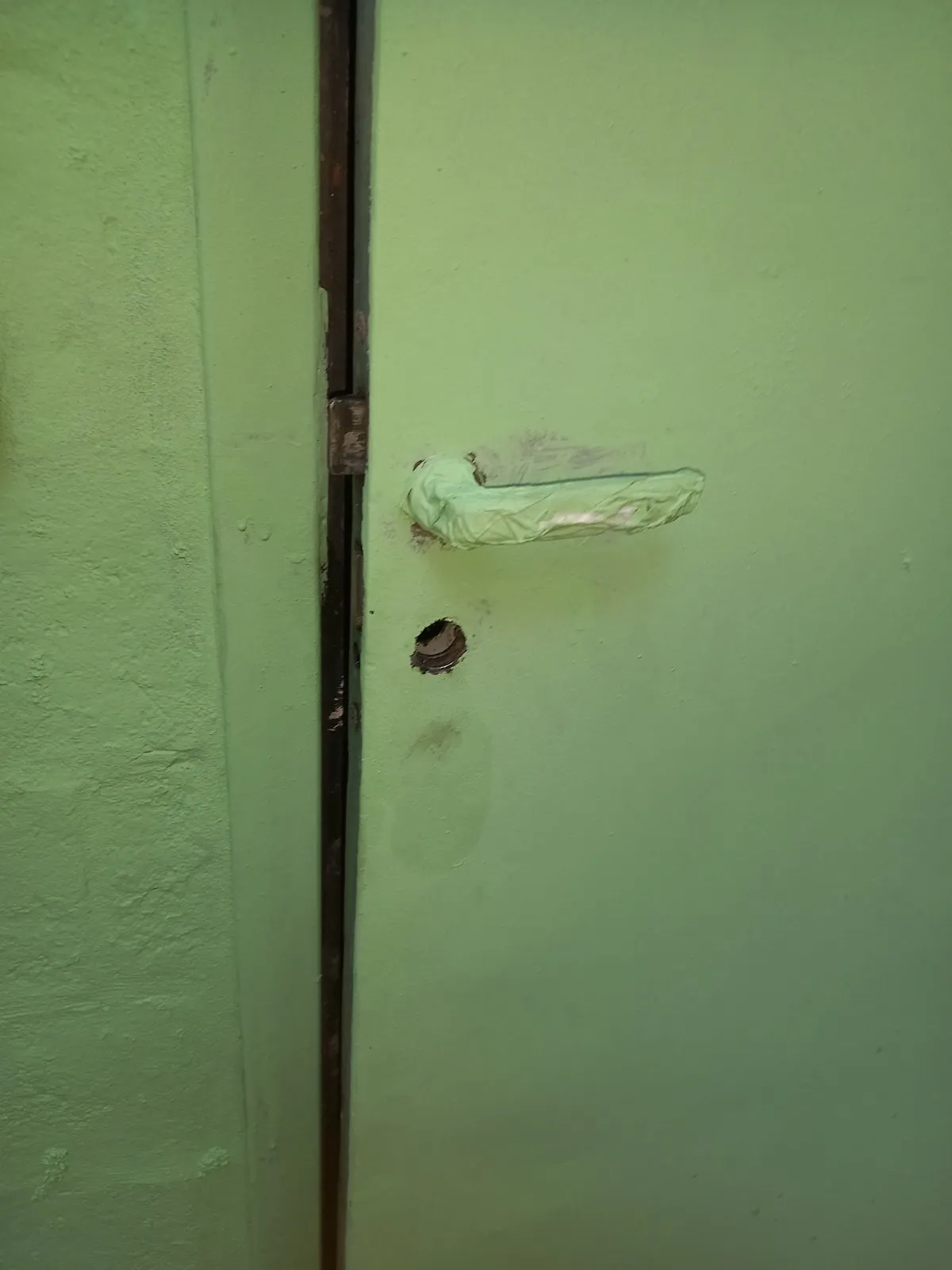Porta del ripostiglio chiusa con la sede del cilindro vuota, dopo la rimozione del vecchio cilindro